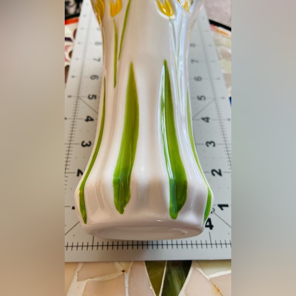 BNWT Sleek, Elegant Flower Vase Featuring Yellow Tulip Flowers, Scalloped Edge💐 - Picture 11 of 16